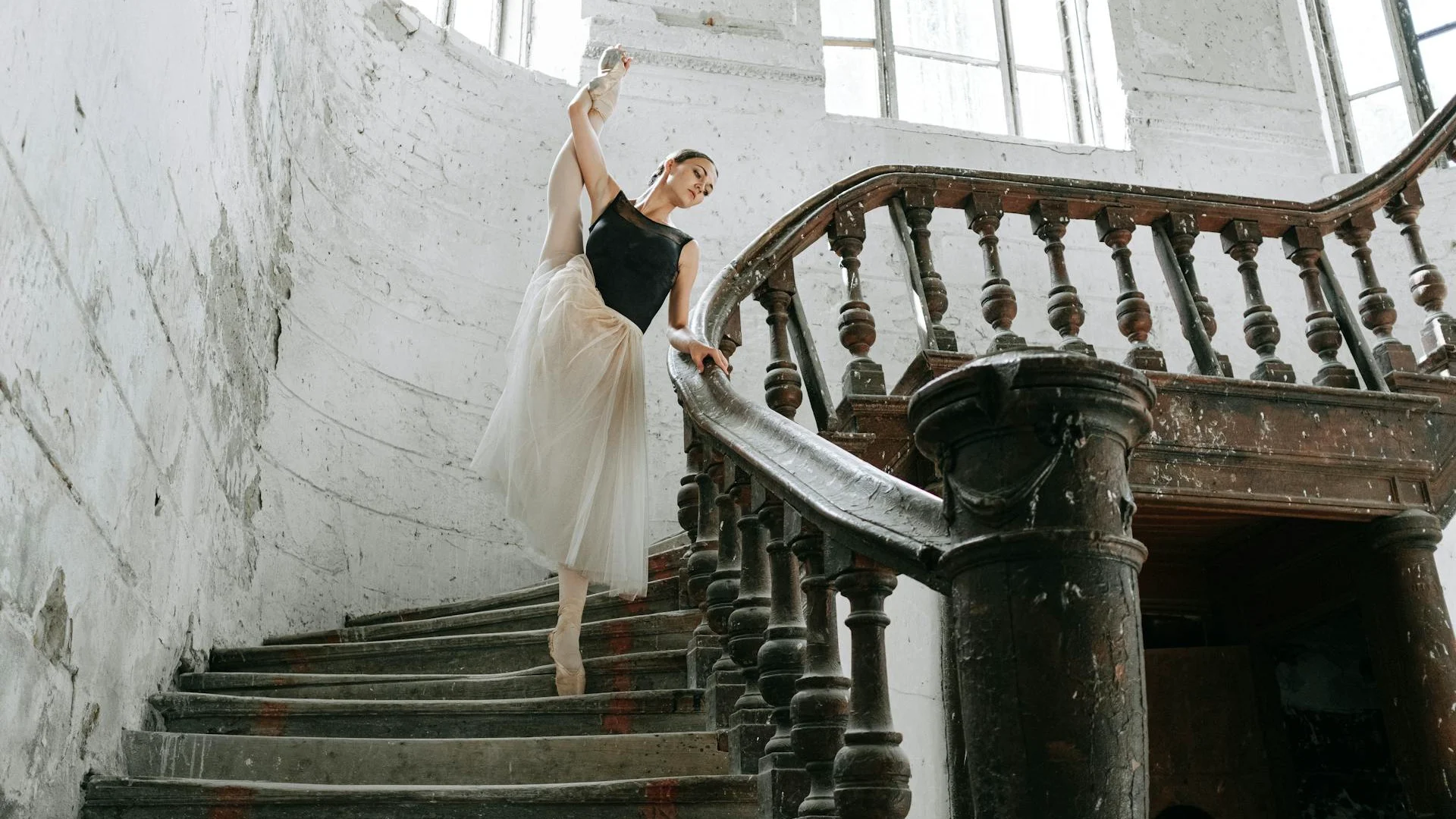 A dancer on pointe in a clean, melodic line, illustrative of Blake Works I
